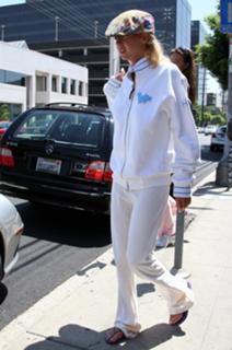 Tara Reid feet photo thumbnail
