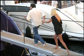 Tara Reid feet photo thumbnail
