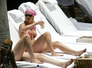 Tara Reid feet photo thumbnail
