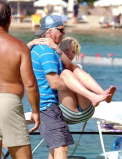 Tara Reid feet photo thumbnail