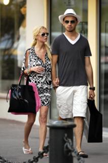 Tara Reid feet photo thumbnail