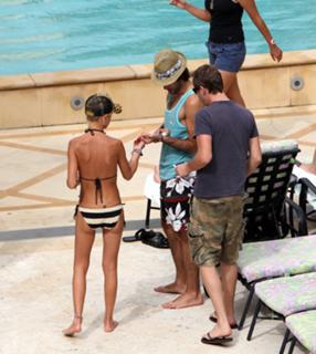 Tara Reid feet photo thumbnail