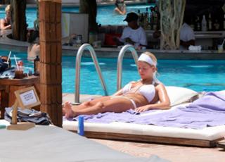 Tara Reid feet photo thumbnail
