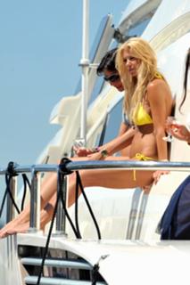 Tara Reid feet photo thumbnail