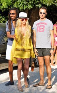 Tara Reid feet photo thumbnail
