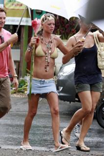 Tara Reid feet photo thumbnail