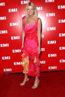 Tara Reid feet photo thumbnail