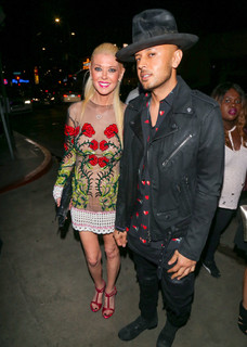 Tara Reid feet photo thumbnail