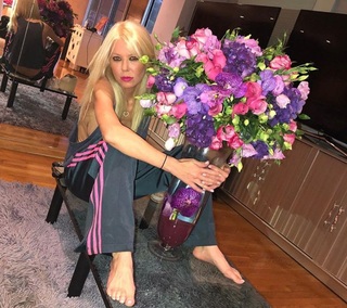 Tara Reid feet photo thumbnail