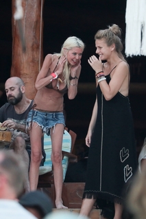 Tara Reid feet photo thumbnail