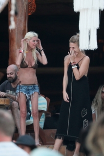 Tara Reid feet photo thumbnail