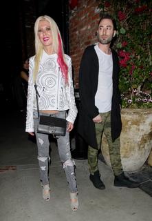 Tara Reid feet photo thumbnail