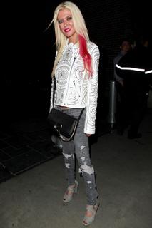 Tara Reid feet photo thumbnail