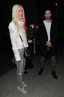 Tara Reid feet photo thumbnail