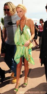 Tara Reid feet photo thumbnail