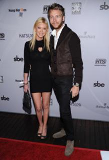 Tara Reid feet photo thumbnail