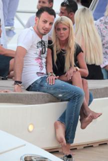 Tara Reid feet photo thumbnail