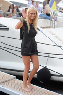 Tara Reid feet photo thumbnail