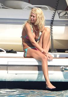 Tara Reid feet photo thumbnail