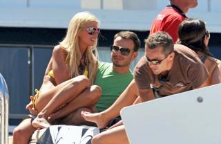 Tara Reid feet photo thumbnail