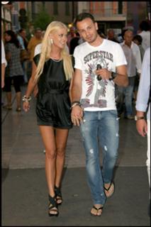 Tara Reid feet photo thumbnail