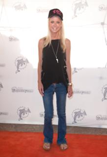 Tara Reid feet photo thumbnail