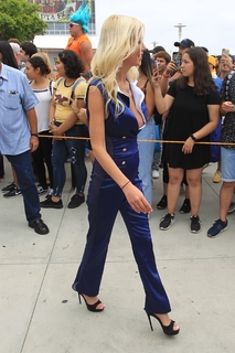 Tara Reid feet photo thumbnail