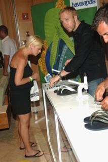 Tara Reid feet photo thumbnail