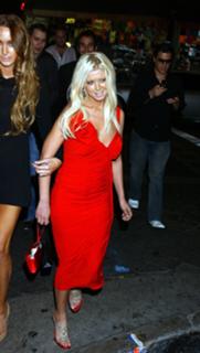 Tara Reid feet photo thumbnail