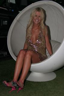 Tara Reid feet photo thumbnail