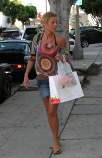 Tara Reid feet photo thumbnail