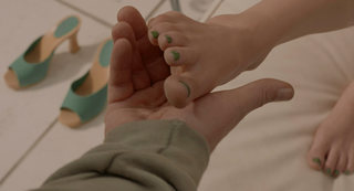 Tara Reid feet photo thumbnail