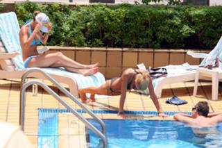 Tara Reid feet photo thumbnail