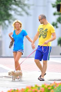 Tara Reid feet photo thumbnail