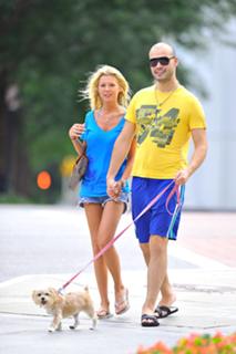 Tara Reid feet photo thumbnail