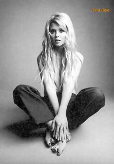 Tara Reid feet photo thumbnail