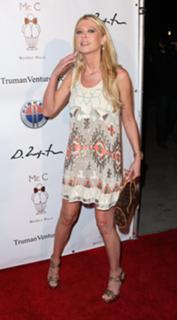 Tara Reid feet photo thumbnail