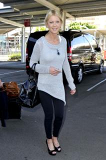 Tara Reid feet photo thumbnail