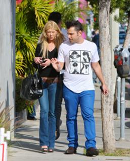 Tara Reid feet photo thumbnail