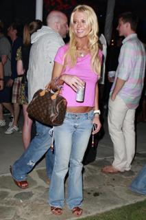 Tara Reid feet photo thumbnail