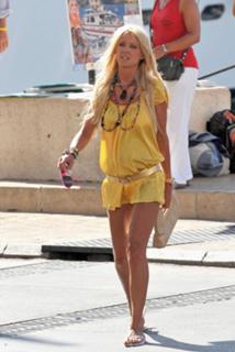 Tara Reid feet photo thumbnail