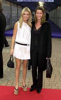 Tara Reid feet photo thumbnail