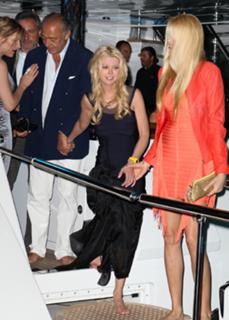 Tara Reid feet photo thumbnail