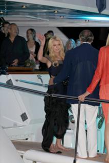 Tara Reid feet photo thumbnail