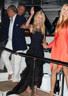 Tara Reid feet photo thumbnail