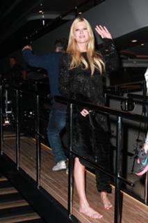 Tara Reid feet photo thumbnail