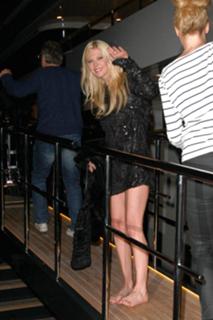 Tara Reid feet photo thumbnail