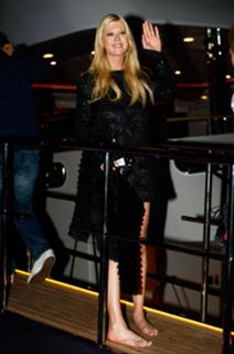 Tara Reid feet photo thumbnail