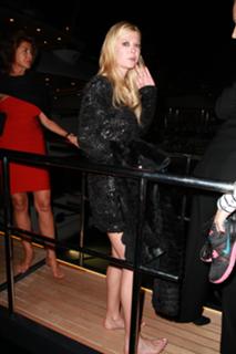 Tara Reid feet photo thumbnail