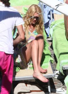 Tara Reid feet photo thumbnail
